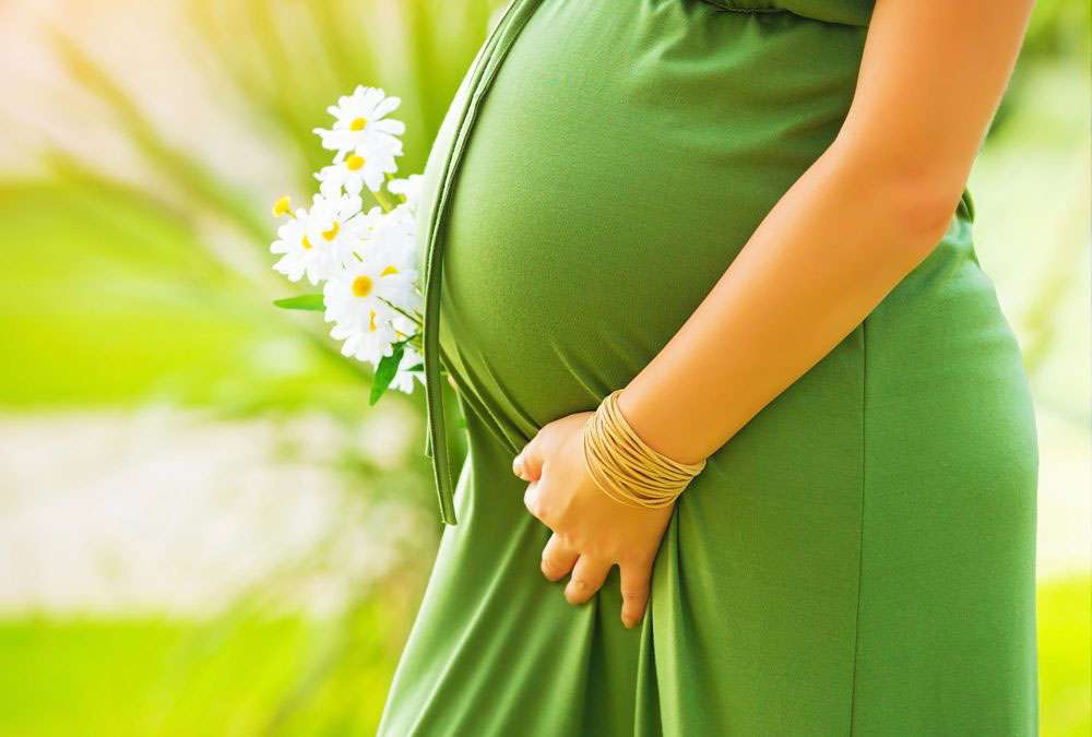 Pregnant-Women-and-visiting-local-dentist
